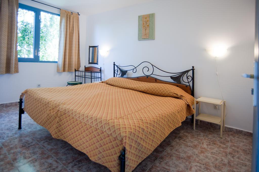 Merlin Club Hotel Lozenets Room photo