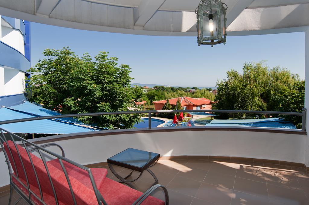Merlin Club Hotel Lozenets Room photo