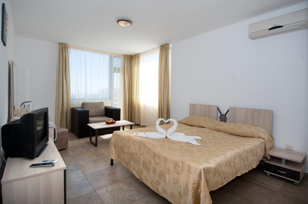 Merlin Club Hotel Lozenets Room photo